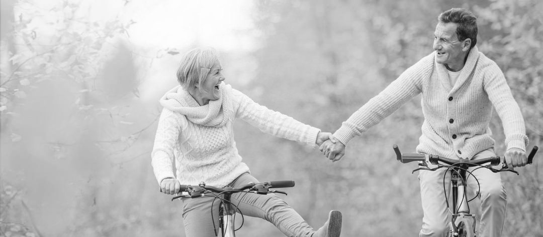 Un couple mûr à vélo