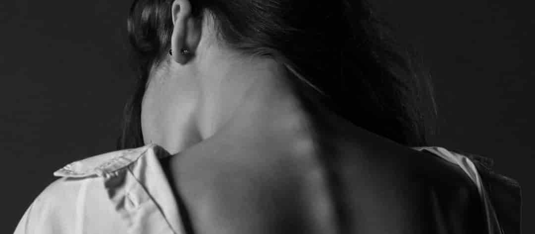 haut du dos et nuque d'une jeune femme - Photo by Levi Stute on Unsplash